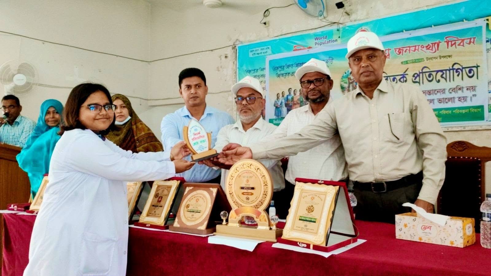 কুষ্টিয়া উপজেলা প্রশাসন ও পরিবার পরিকল্পনা বিভাগের যৌথ আয়োজনে শ্রেষ্ঠ বক্তার পুরস্কার গ্রহণ করছে তাহসিনা তাবাসসুম