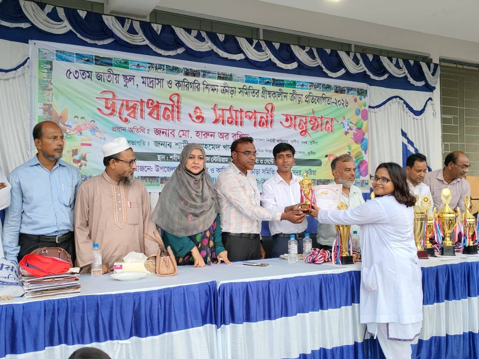 তাহসিনা তাবাসসুমের পুরস্কার গ্রহণ